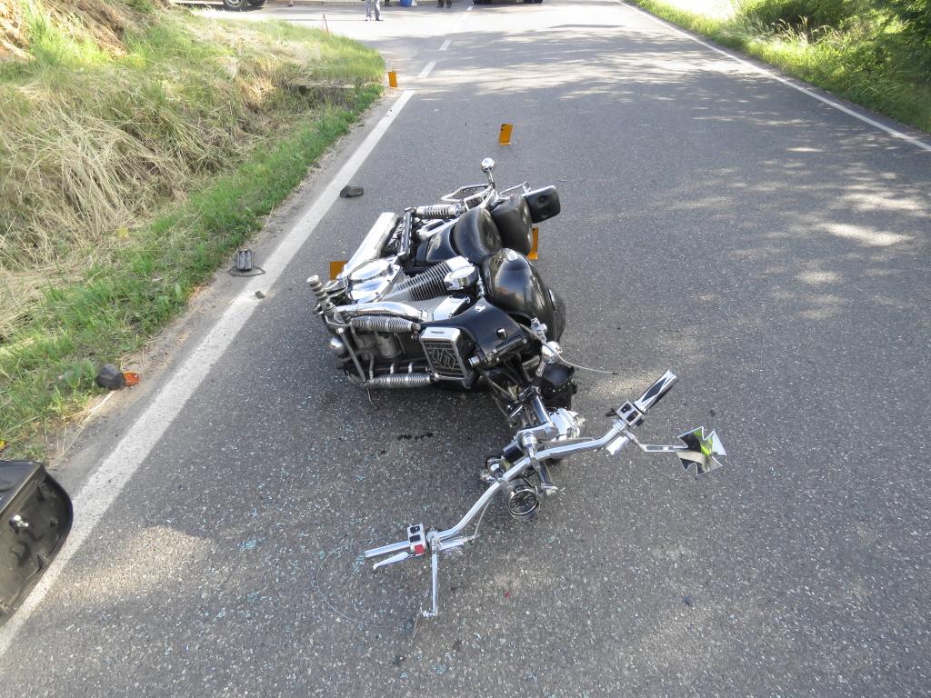 Motocykl se střetl s vozidlem Nissan