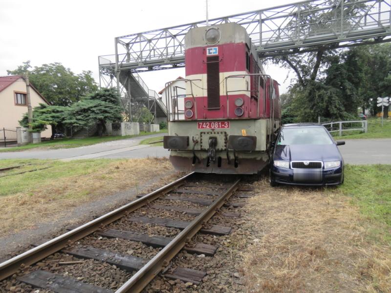 Střet vozidla s posunovací lokomotivou