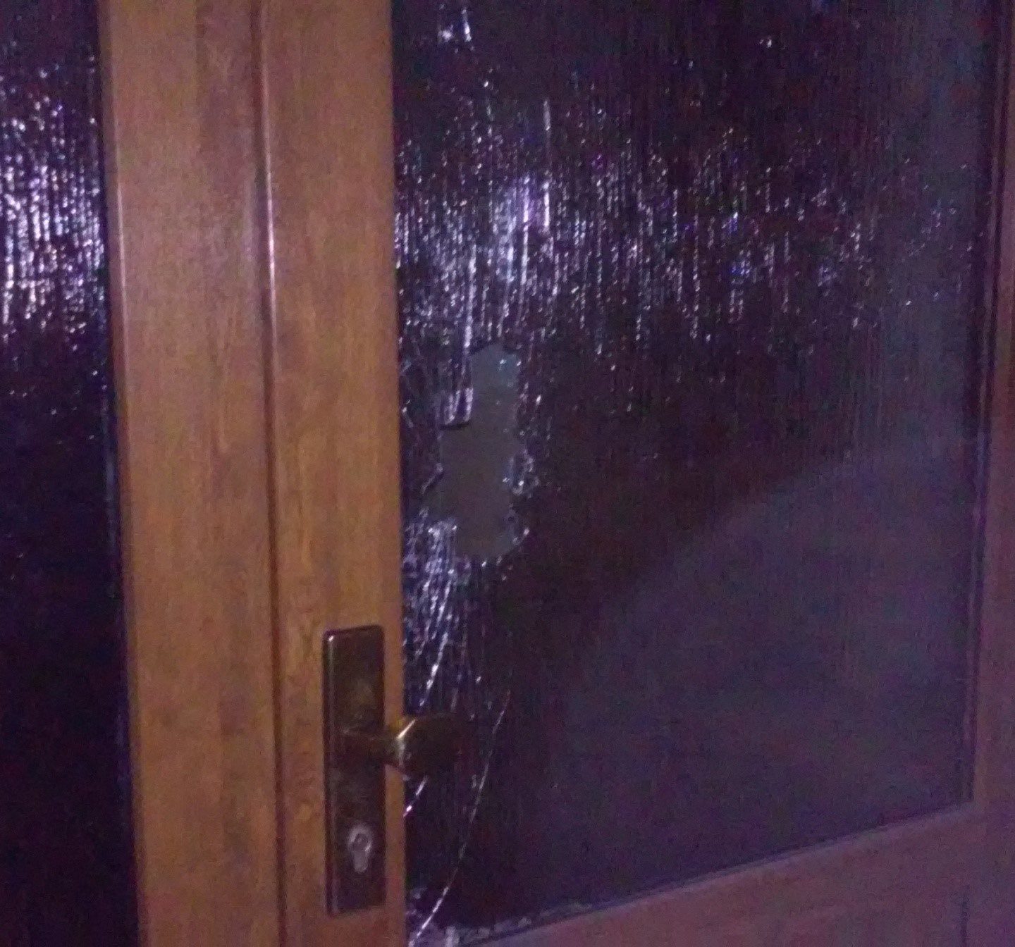 Zlostí rozbil dveře