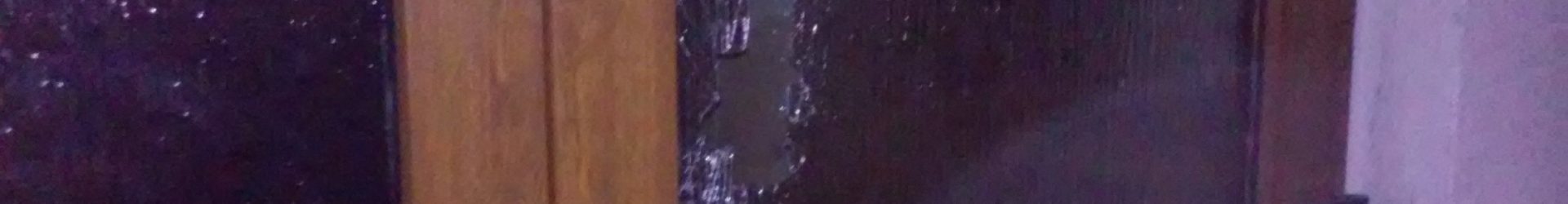 Zlostí rozbil dveře