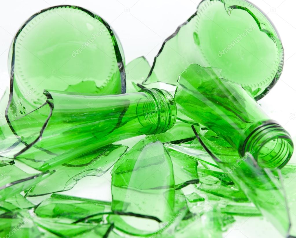 Opilec rozbil láhev na silnici