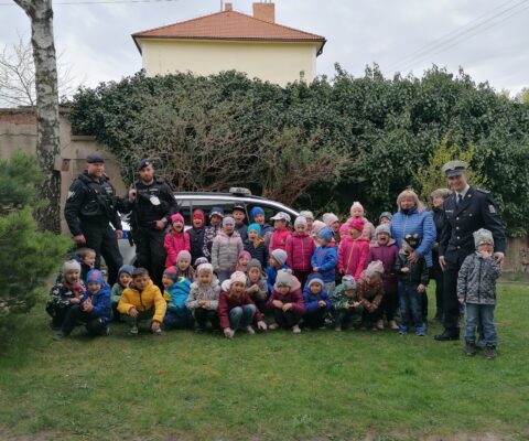 Děti se z návštěvy policistů radovaly