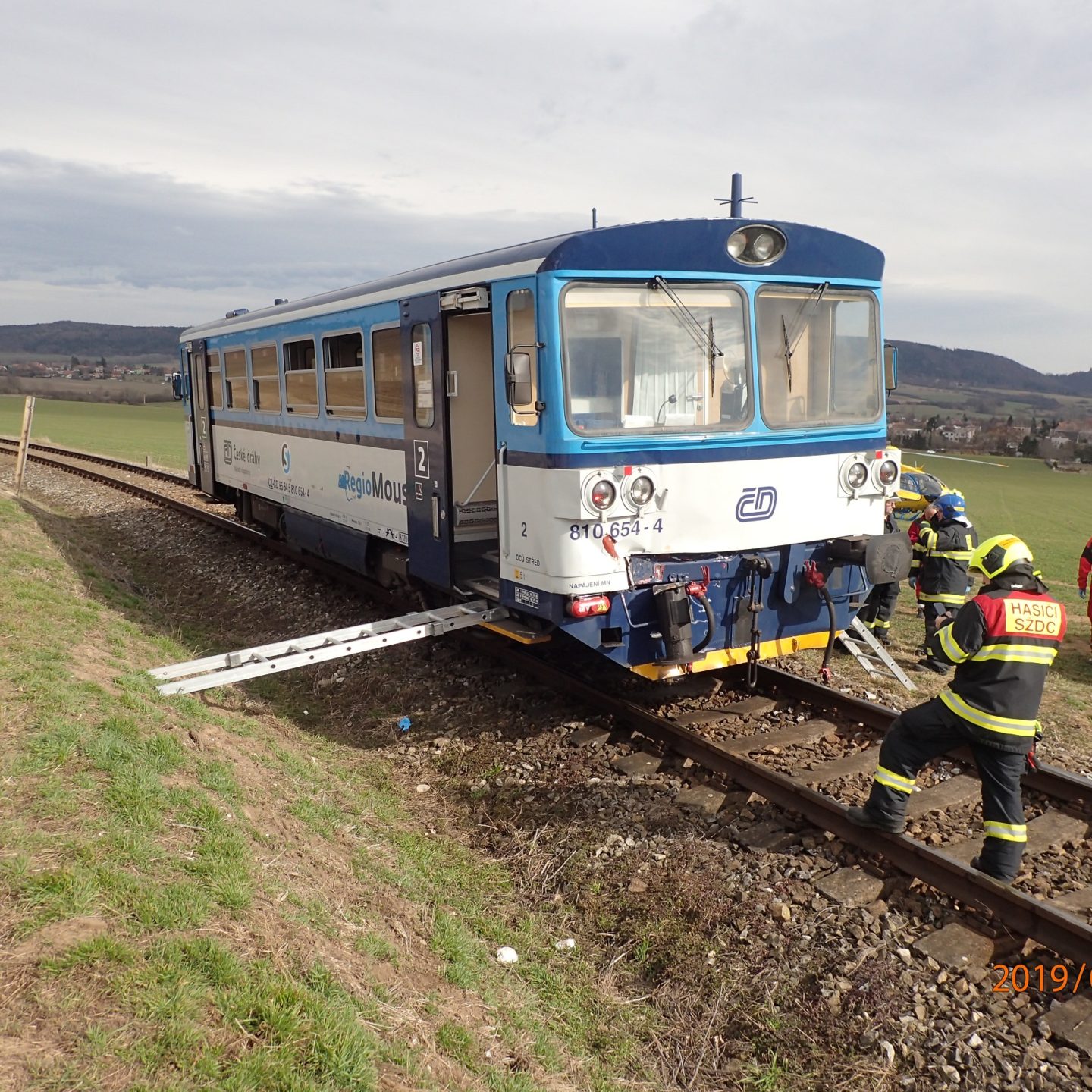 Nehoda dvou vlaků, větve na komunikaci