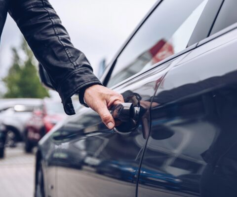 Kradli auto!